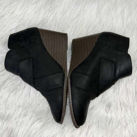 Maurices 11M Black Alexis Cross Strap Wedge Bootie - Picture 8 of 12